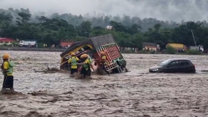 देहरादून में चंद्रभागा नदी भी उफान पर है. (Photo: Ankit Sharma/ITG)