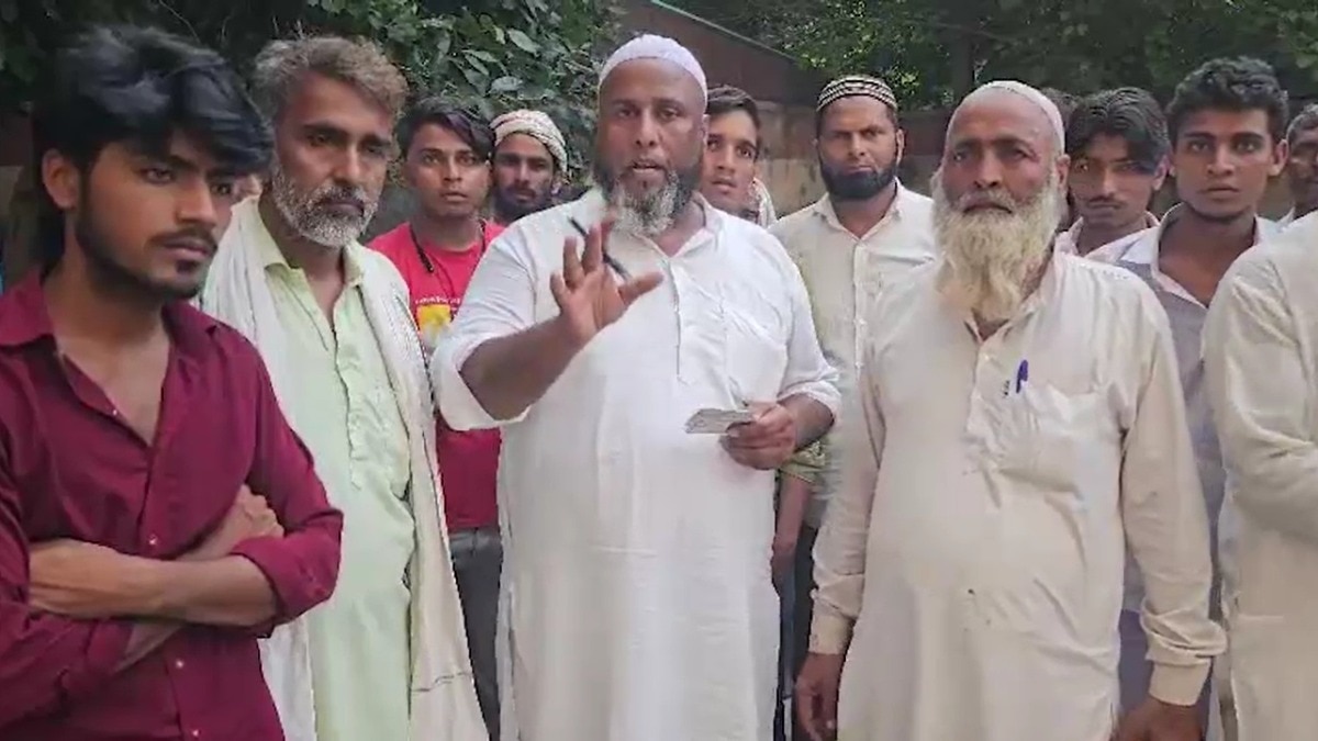 घटना से आक्रोशित स्थानीय लोग. (Photo: Screengrab)