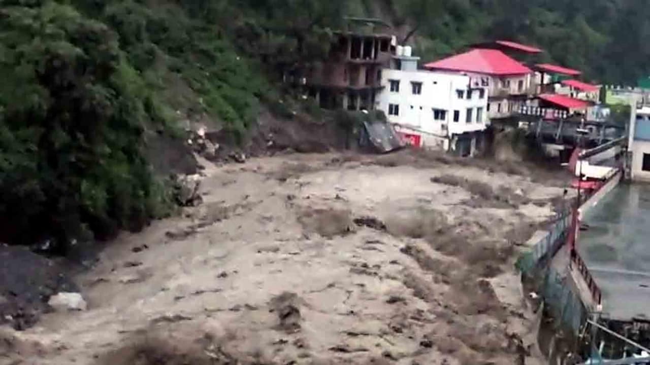 देहरादून के सहस्त्रधारा में बादल फटने से कई घर-दुकानें श्रतिग्रस्त, राहत-बचाव कार्य जारी 2 देहरादून के सहस्त्रधारा में बादल फटने से तबाही