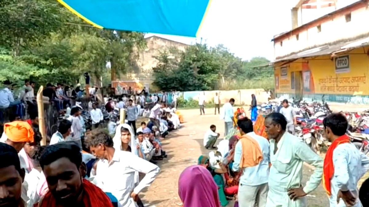 खाद केंद्र पर लाइन में लगे किसान. (Photo: Ajay Jha/ITG)