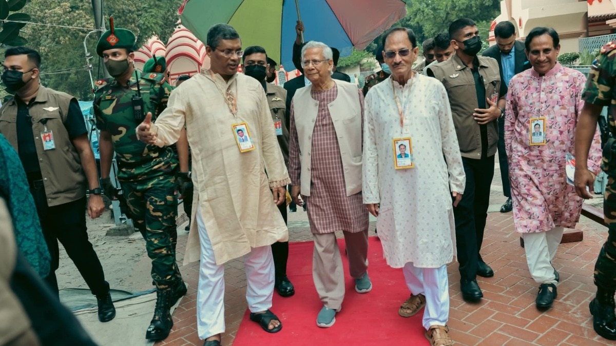 बांग्लादेश में हिंदुओं पर संग्राम, ढाकेश्वरी मंदिर पहुंचे मोहम्मद यूनुस, देखें तस्वीरें