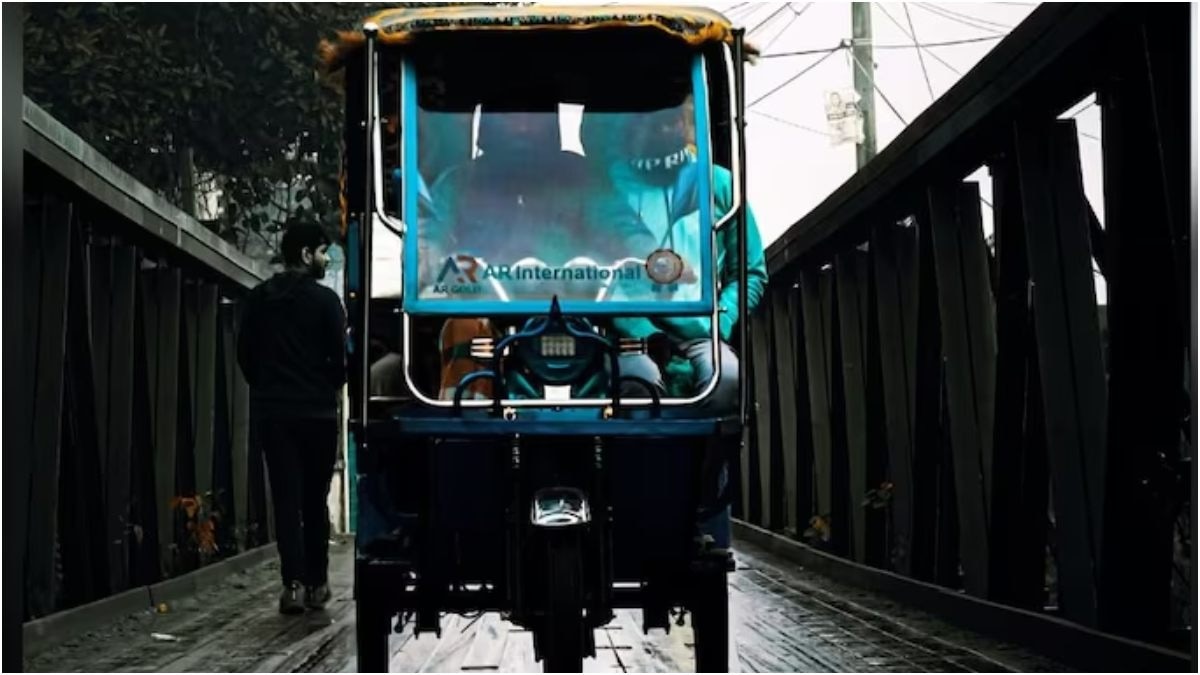 तरक्की तो भई ई-रिक्शा ने की है... टिर्री जहां भी गई, वहां ही कब्जा कर लिया!