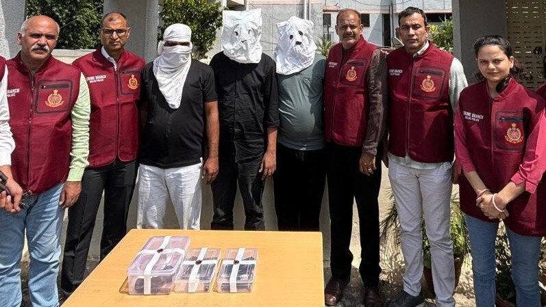 आनंद विहार में पान मसाला व्यापारी के गोदाम से हथियारों के बल पर डकैती. (Photo: X/@CrimeBranchDP)