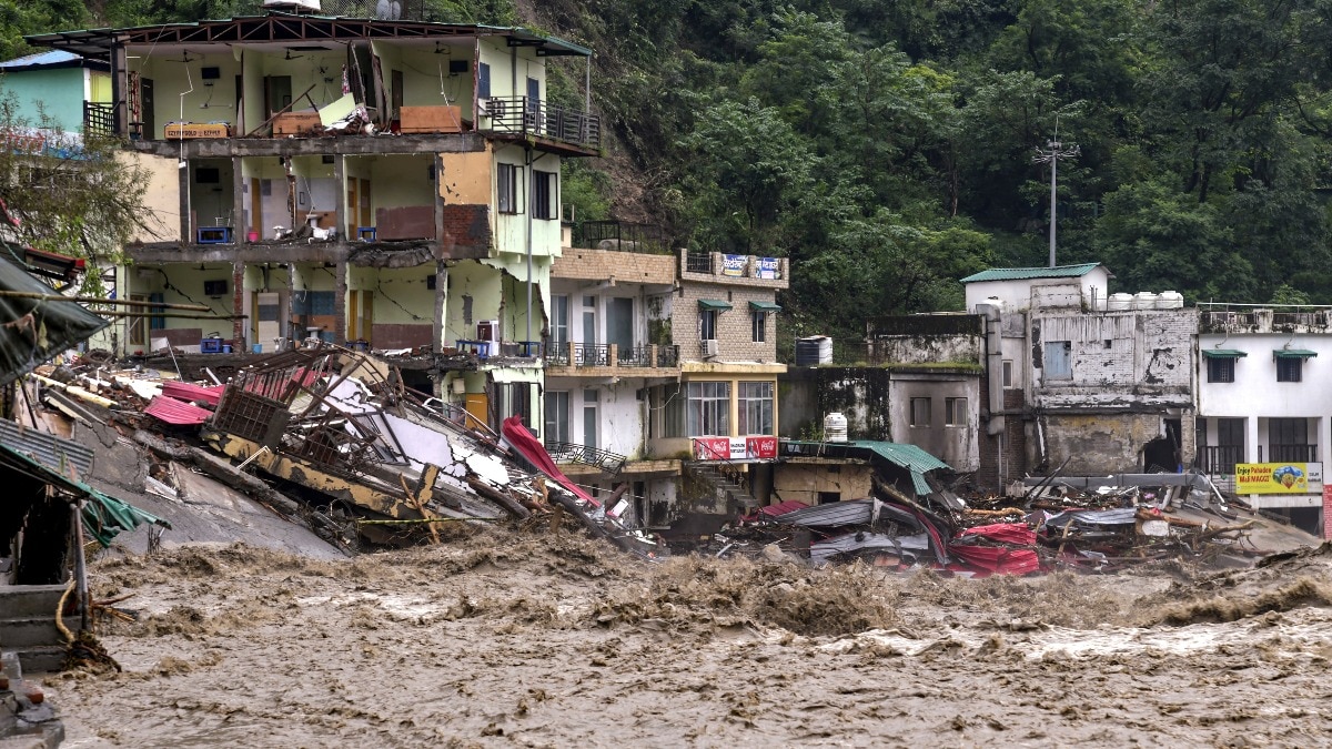 उत्तराखंड के देहरादून में सहस्त्रधारा में मूसलाधार बारिश के बाद बादल फटने और भूस्खलन के बाद नदी के पास के घर खंडहर में तब्दील हो गए. (Photo: PTI)