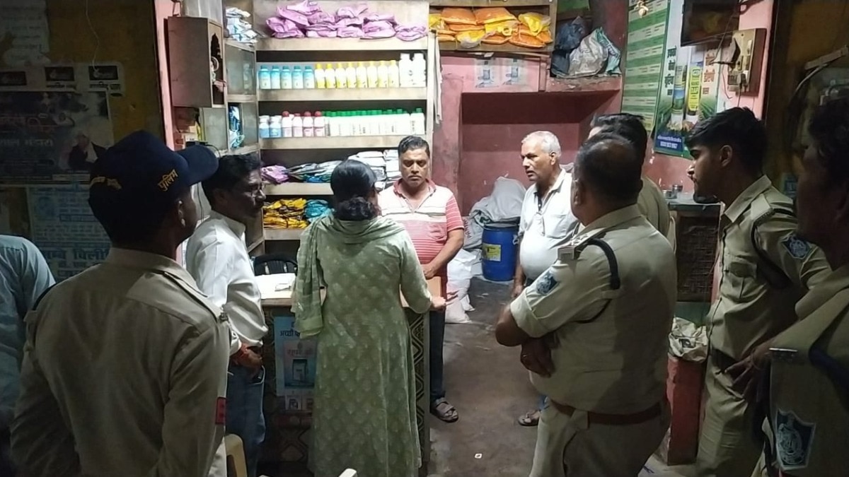 खाद दुकान पर खाद खरीदने पहुंची एसडीएम. (Photo: Hariom Singh/ITG)