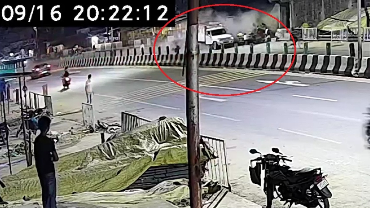 दुकान पर खड़े लोगों को कार ने कुचला. (Photo: Screengrab)