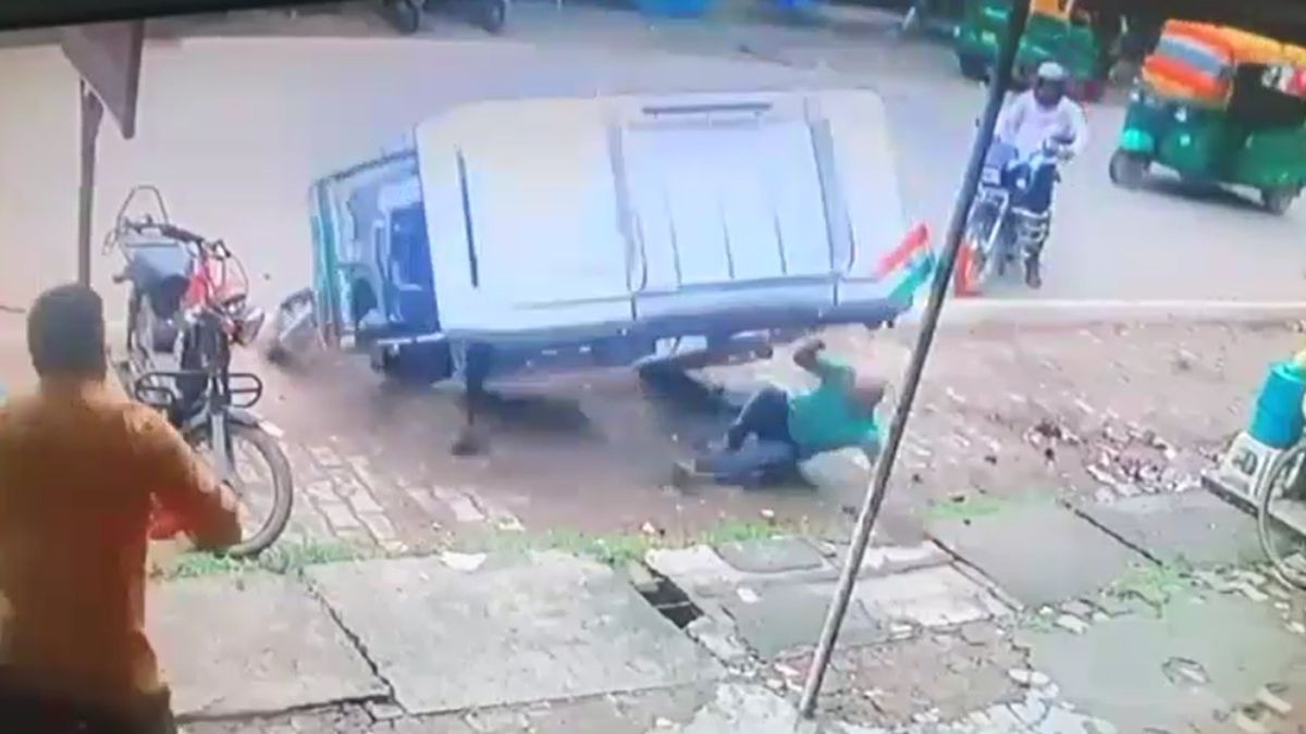 शख्स के ऊपर आ गिरा बेकाबू ई-रिक्शा. (Photo: Screengrab)