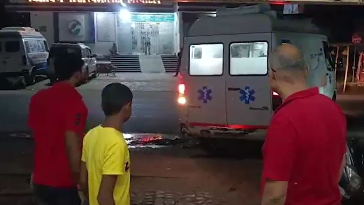 सीतामढ़ी में शख्स को बदमाशों ने मारी गोली. (Photo: Screengrab)