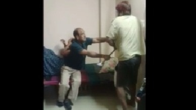 बेटे ने पीट-पीटकर की मां की हत्या. (Photo: Screengrab)