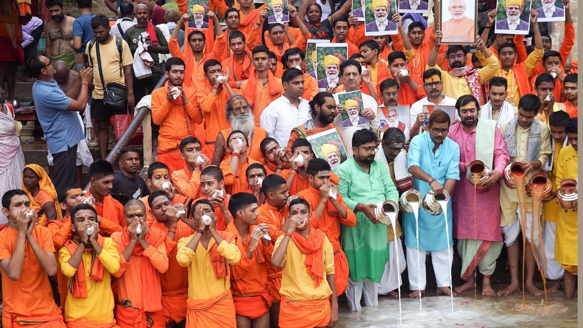 पीएम के जन्मदिन पर वाराणसी में गंगा का दुग्धाभिषेक. (Photo: PTI)