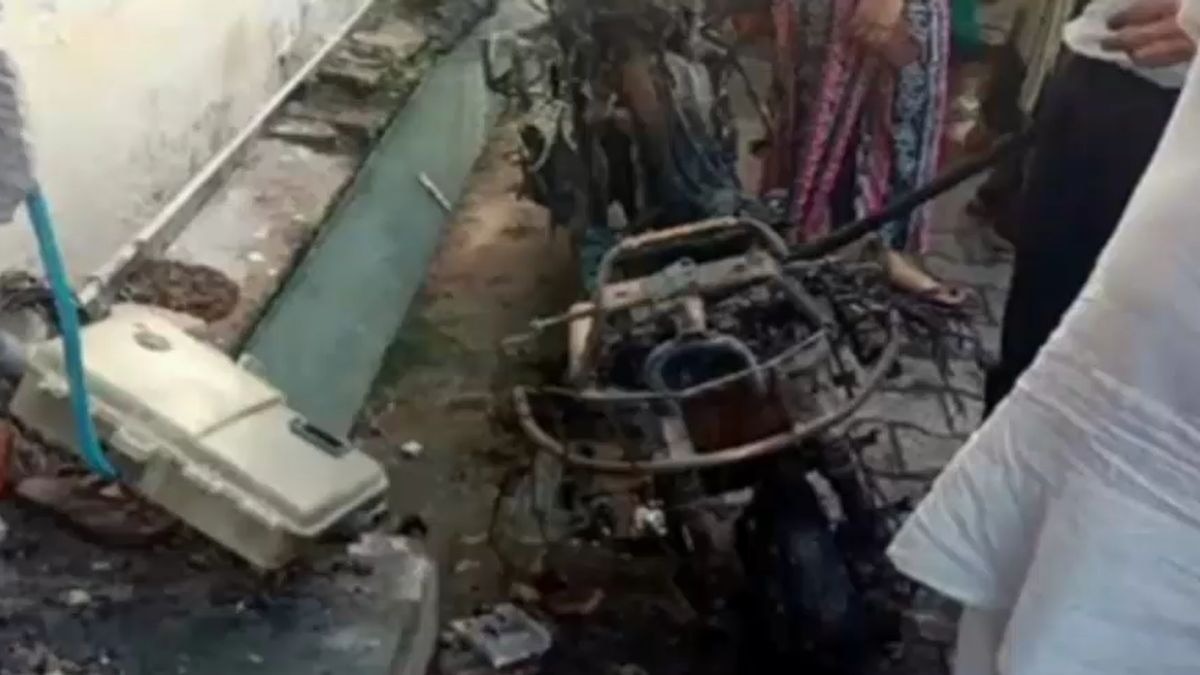 स्कूटी की बैटरी फटने से बुजुर्ग पति-पत्नी की मौत. (Photo: ITG)