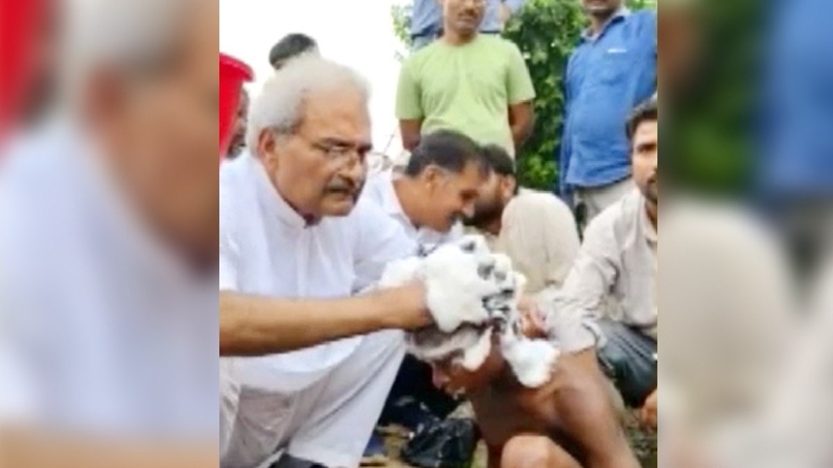 सांसद ने समझाया साफ-सफाई का महत्व.(Photo:Screengrab)