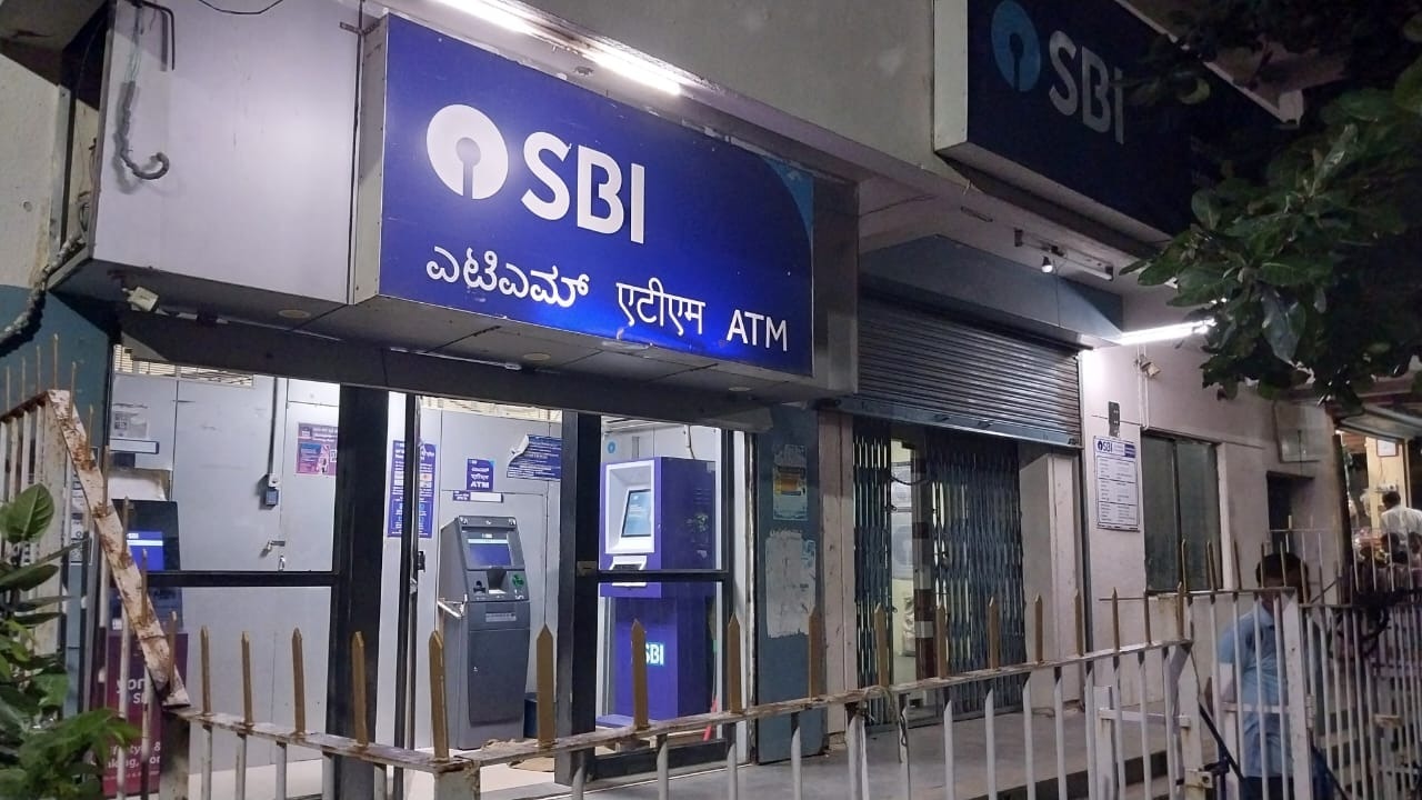 Armed gang loots cash and gold from SBI Chadachan branch in Karnataka’s Vijayapura, police launch manhunt
