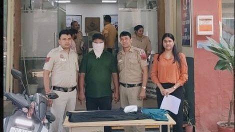 दिल्ली के मॉडल टाउन इलाके में चलते स्कूटर से लड़कियों को छेड़ता था आरोपी. (Photo: X/@Chandan30658665)