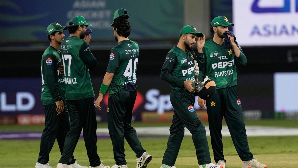 होटल के बाहर खड़ी थी बस, सामान भी लोड... फिर आया एक मैसेज और कमरों में लौट गए PAK खिलाड़ी