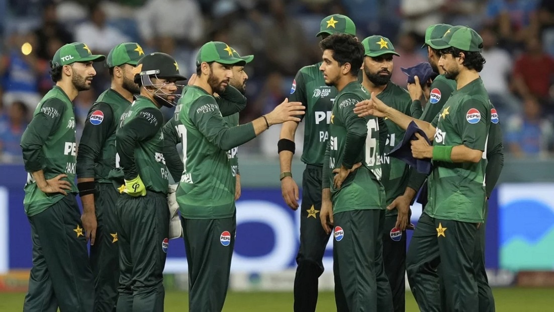 UAE के ख‍िलाफ खेलने उतरी PAK टीम (Photo: AP)