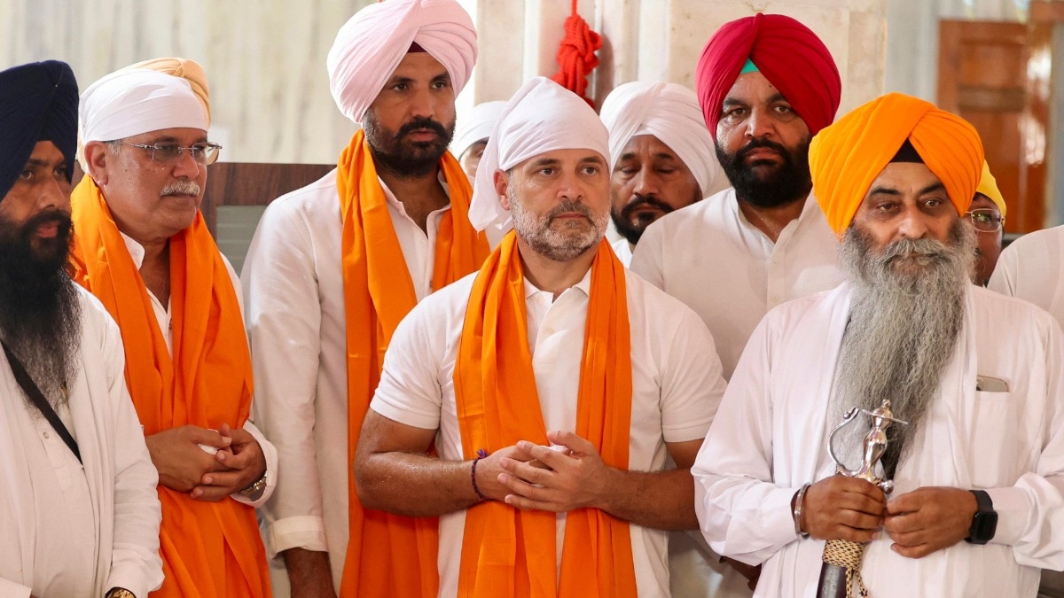 राहुल गांधी को सम्मान देने के मामले में SGPC ने कहा कि कर्मचारियों के खिलाफ अनुशासनात्मक कार्रवाई की गई (Photo: PTI)