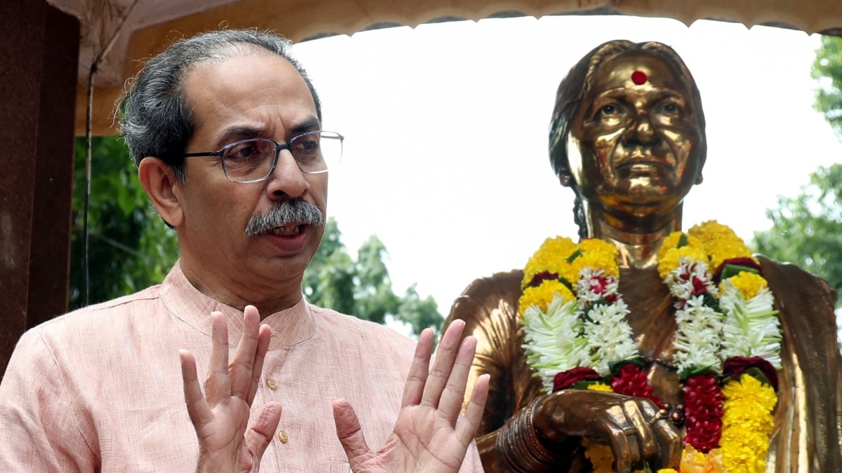 मुंबई शिवाजी पार्क में मीना ठाकरे की प्रतिमा पर रंग फेंकने से बवाल (Photo: ITG)