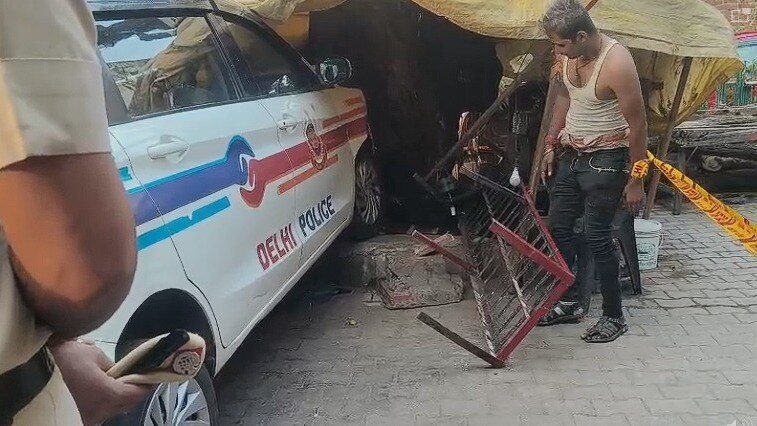 दिल्ली पुलिस की गाड़ी से कुचलकर व्यक्ति की मौत (Photo: ITG)