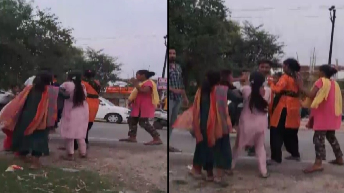 बरेली में बीच सड़क लात- जूतों से पिटा शख्स, लोग बनाते रहे वीडियो (Photo: ITG)