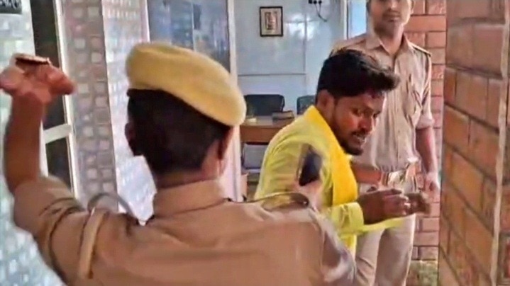 Female constable slaps Party worker (Photo- ITG)