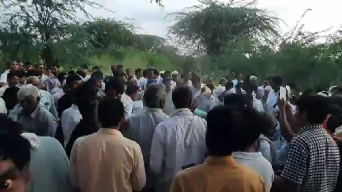 पिता और दो बेटों का एकसाथ हुआ अंतिम संस्कार. (Photo: Screengrab)