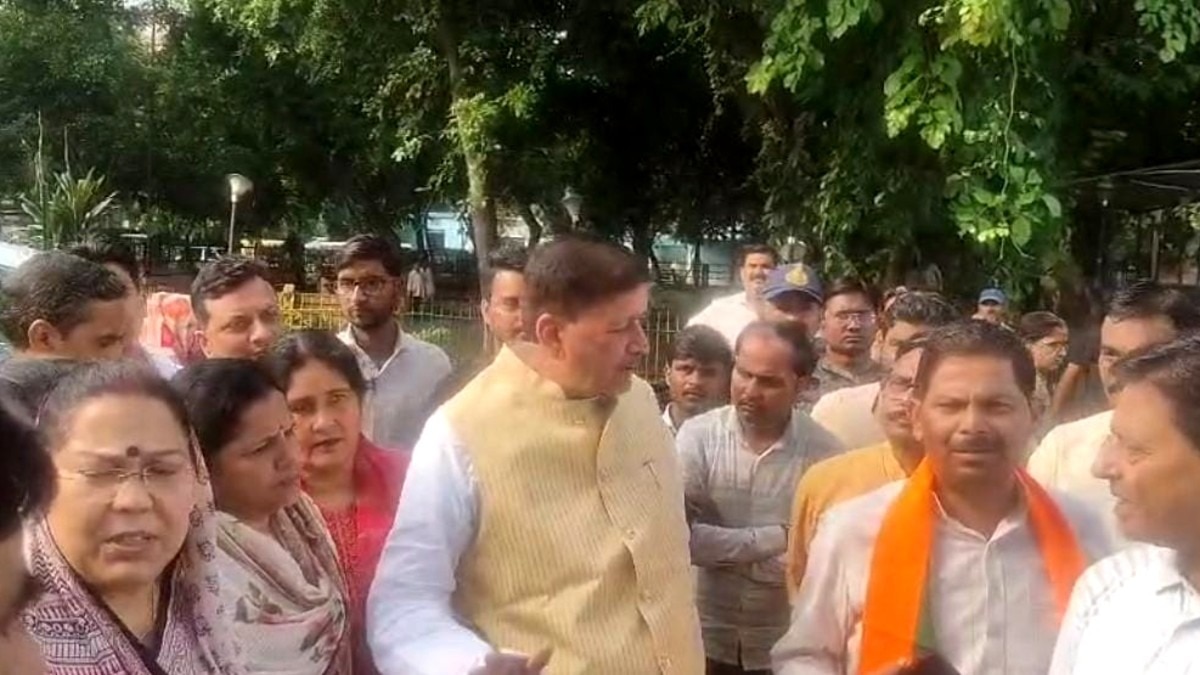 BJP जिलाध्यक्ष से MLA की बहसबाजी.(Photo:Screengrab) 