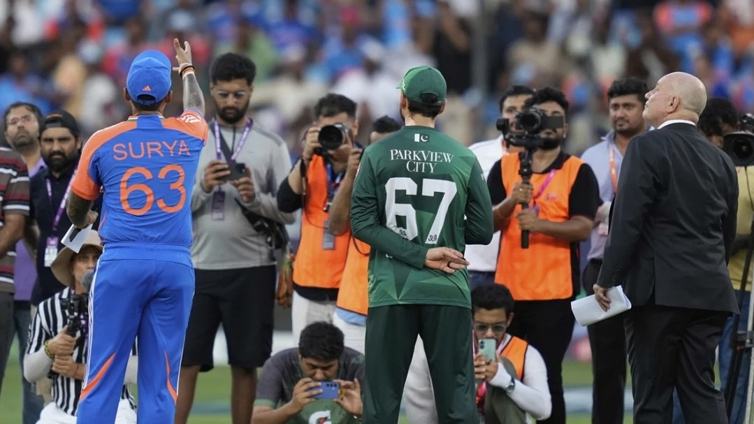 सूर्यकुमार यादव और सलमान आगा एश‍िया कप में 14 स‍ितंबर को हुए मैच के दौरान (Photo: AP)