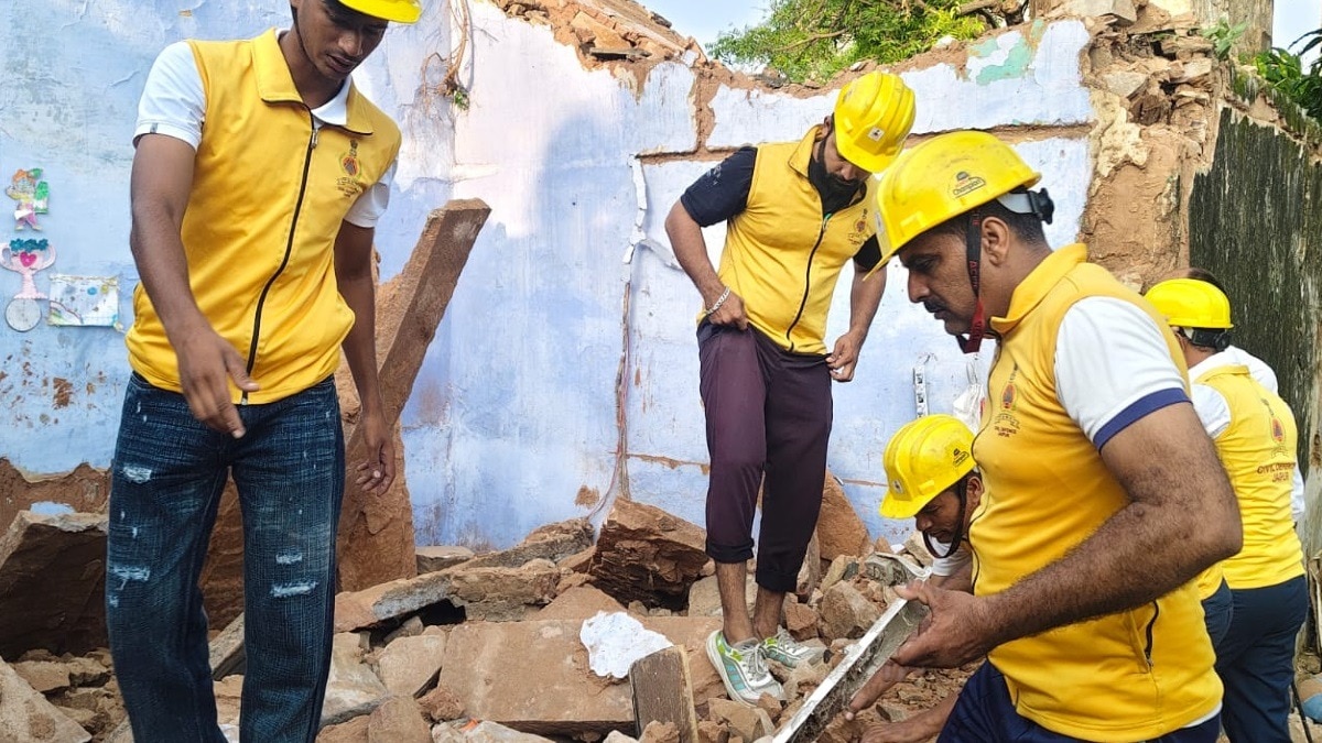 ढहते मकान से 2 बच्चों ने भागकर अपनी जान बचाई.(Photo:ITG) 