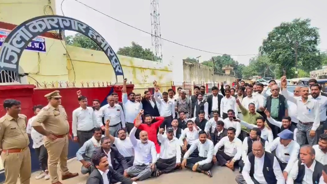 Protest outside Hamirpur Jail (Photo- ITG)