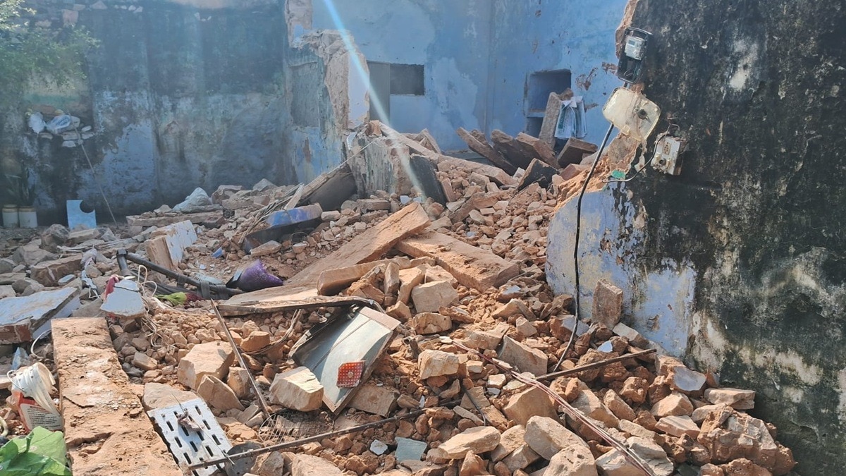 ढहा मकान, बहू को बचाने दौड़ी सास की मौत...  (Photo: ITG)