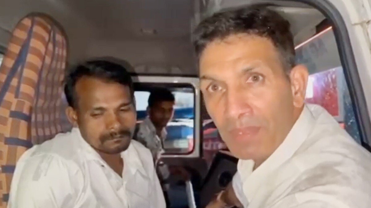 रेत से भरे डंपर पर चढ़े जीतू पटवारी.(Photo:Screengrab)