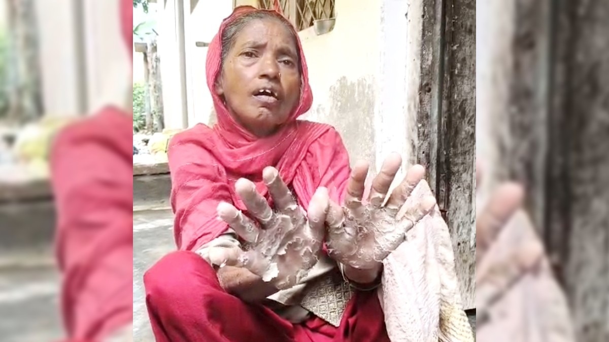 घरों में झाड़ू-बर्तन करके पेट पालती हैं मीना खान.(Photo:ITG)