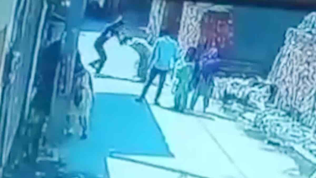महिला को पीटने की घटना CCTV में कैद (Photo: Screengrab)