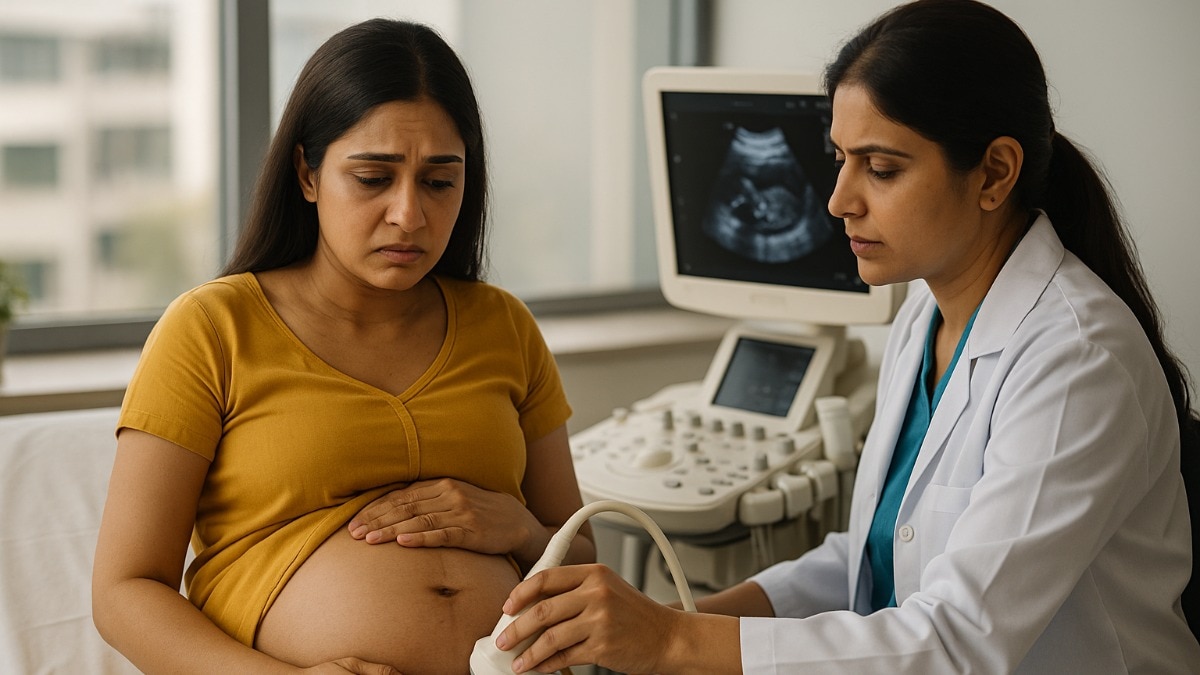 महिला को चेक करती डॉक्टर (AI Image)