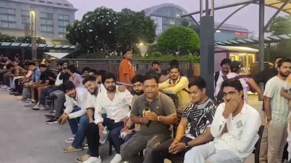 दिल्ली के सेलेक्ट सिटी मॉल बाहर लोगों हुजूम (Photo: ITG)