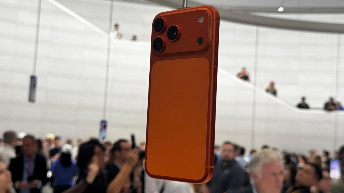 ‘मैं मुस्लिम, but I love this color’, भगवा iPhone खरीदने के बाद बोला शख्स – iphone 17 pro max Orange color customer reaction tteca