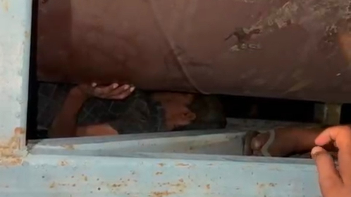 कड़ी मशक्कत के बाद युवक को बाहर निकाला गया (Photo: Screengrab)