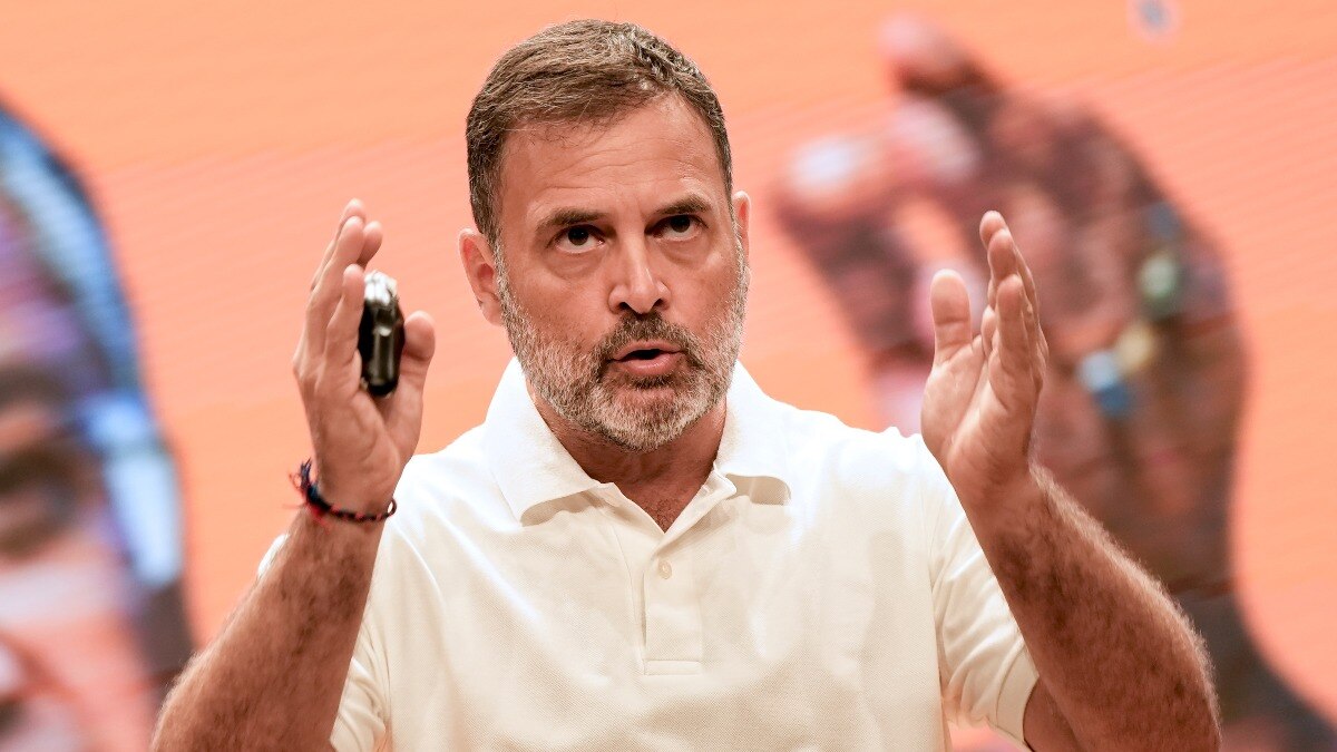 वोट चोरी को लेकर केंद्र सरकार और चुनाव आयोग पर हमलावर हैं राहुल गांधी (Photo: PTI)