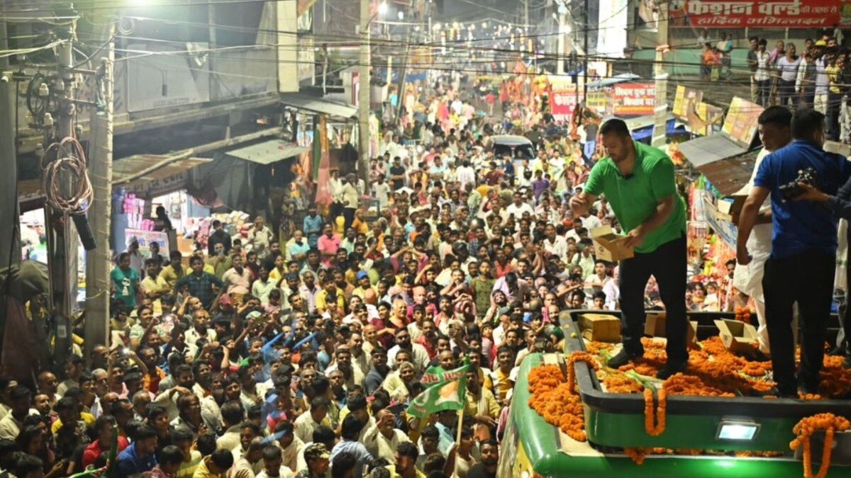 बीजेपी ने भी तेजस्वी यादव पर निशाना साधा और कहा कि शिक्षा का प्रतीक कलम फेंकने वाले को मुख्यमंत्री बनने का अधिकार नहीं. (Photo: X/@yadavtejashwi)