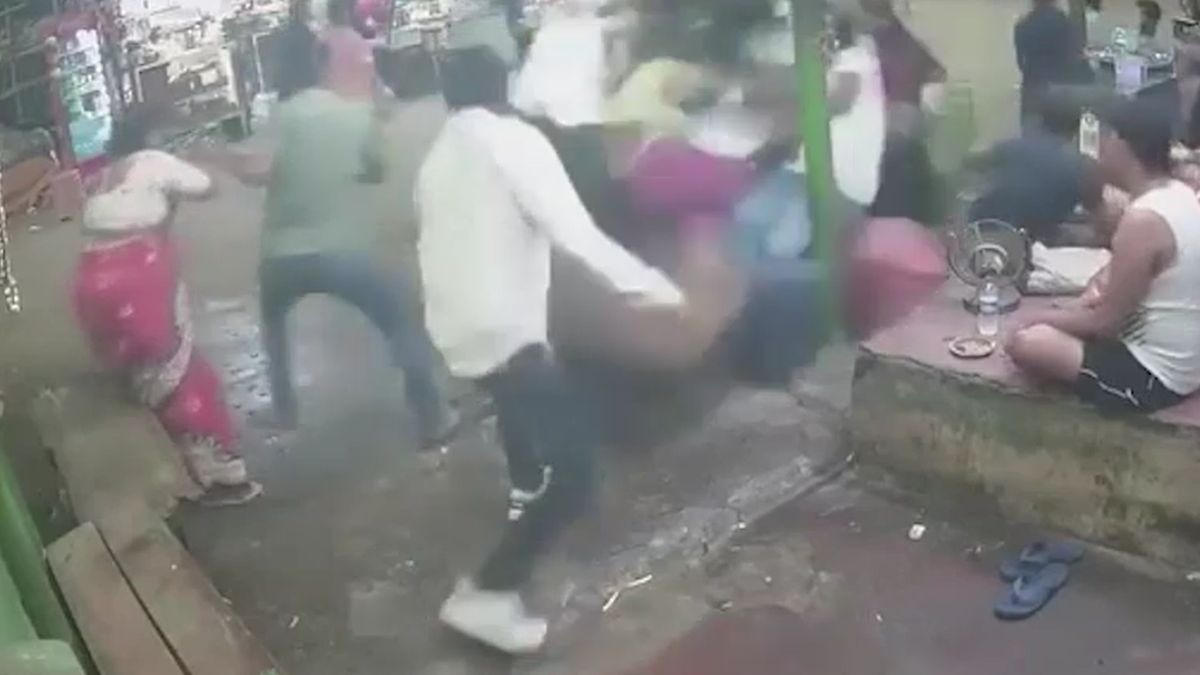 टी स्टाल में जा घुसी बेकाबू कार. (Photo: Screengrab)