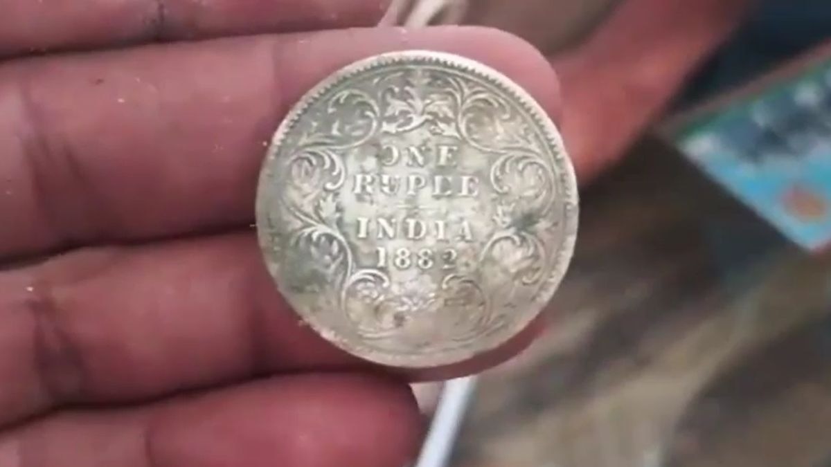 खुदाई में मिले चांदी के 75 सिक्के. (Photo: Screengrab)