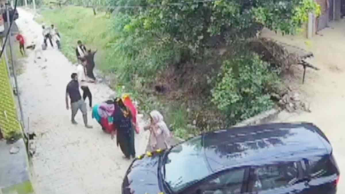 Gang war between mother-in-law and daughter-in-law -