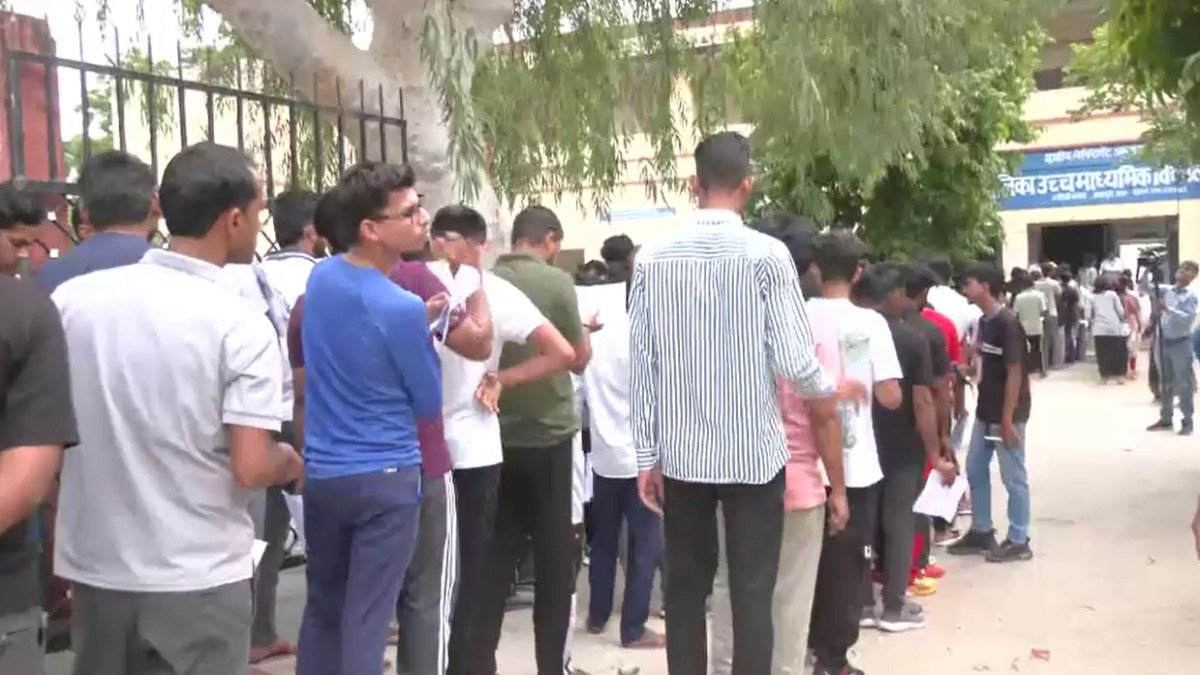 चपरासी की जॉब के लिए 25 लाख लोगों ने भरा फॉर्म, किसी ने B.Tech किया है तो कोई Phd होल्डर