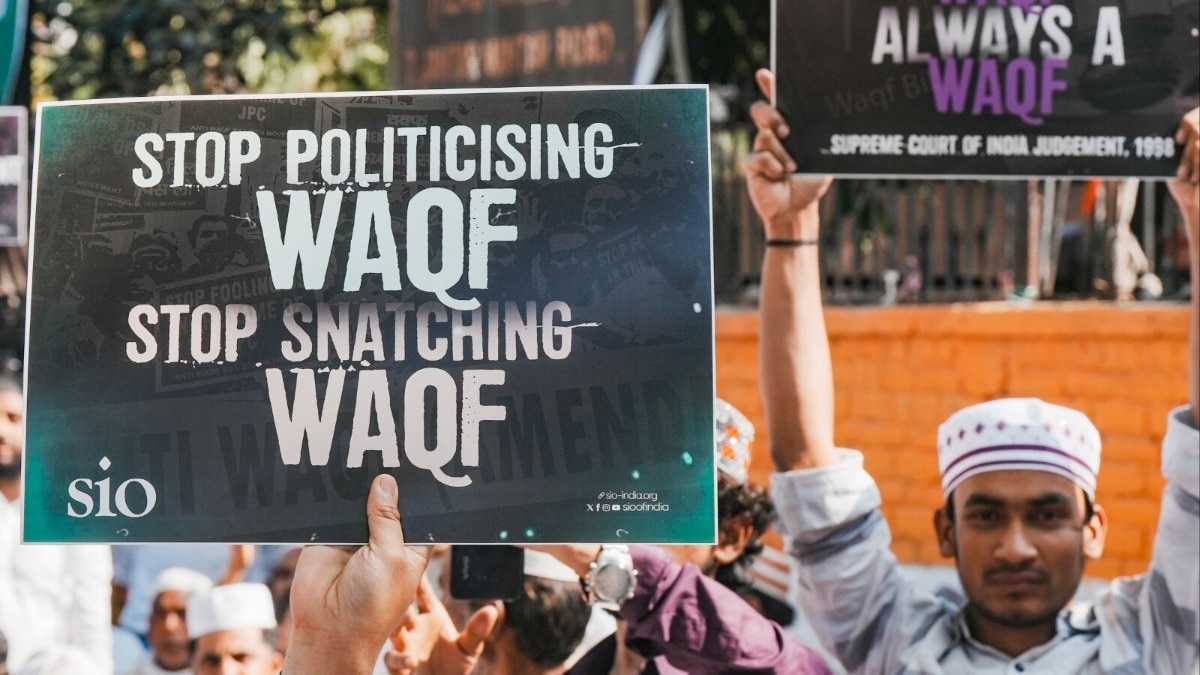  People hold placards during a protest by the All India Muslim Personal Law Board against the Waqf (Amendment) Bill. (PTI photo)
