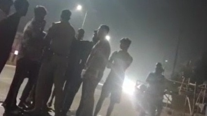 दारोगा ने दुर्गा पंडाल समिति के अध्यक्ष को जड़ा थप्पड़. (Photo: Screengrab)