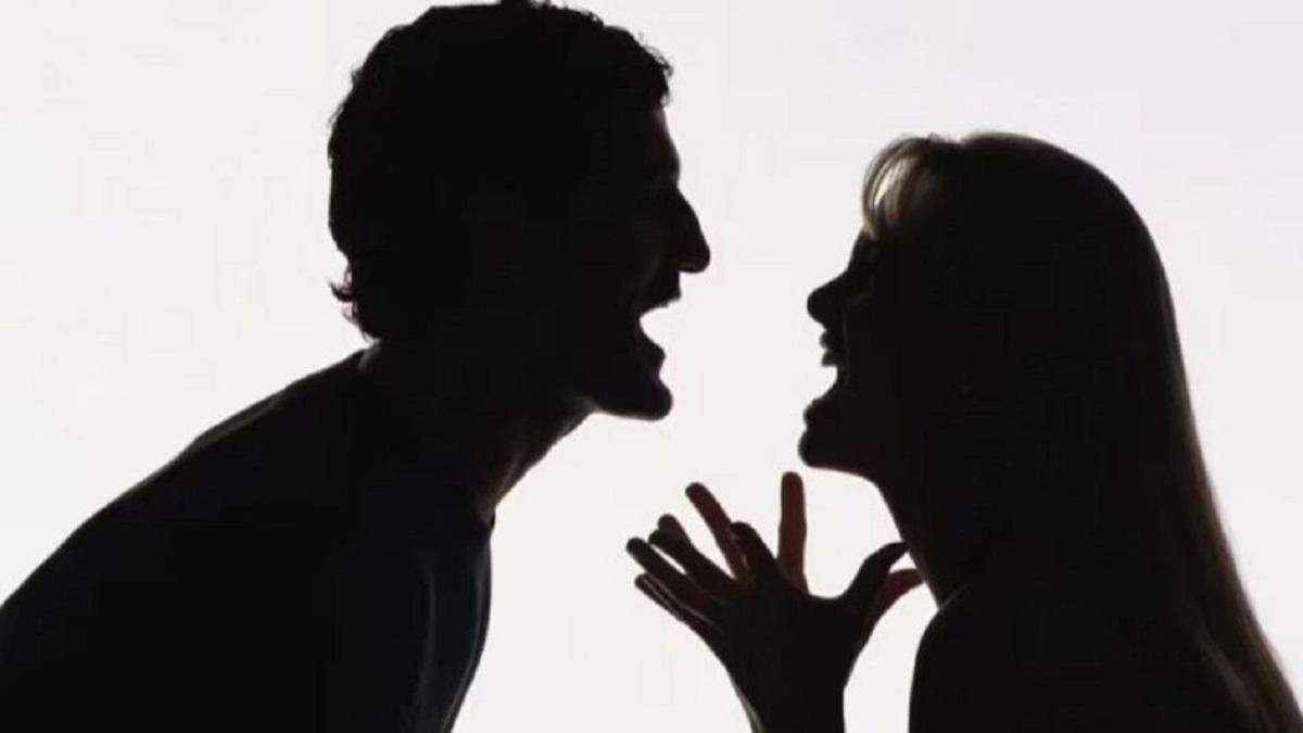 महिला थाने में पुलिस के सामने एक-दूसरे पर टूट पड़े पति-पत्नी... जैसे-तैसे दोनों को किया गया अलग