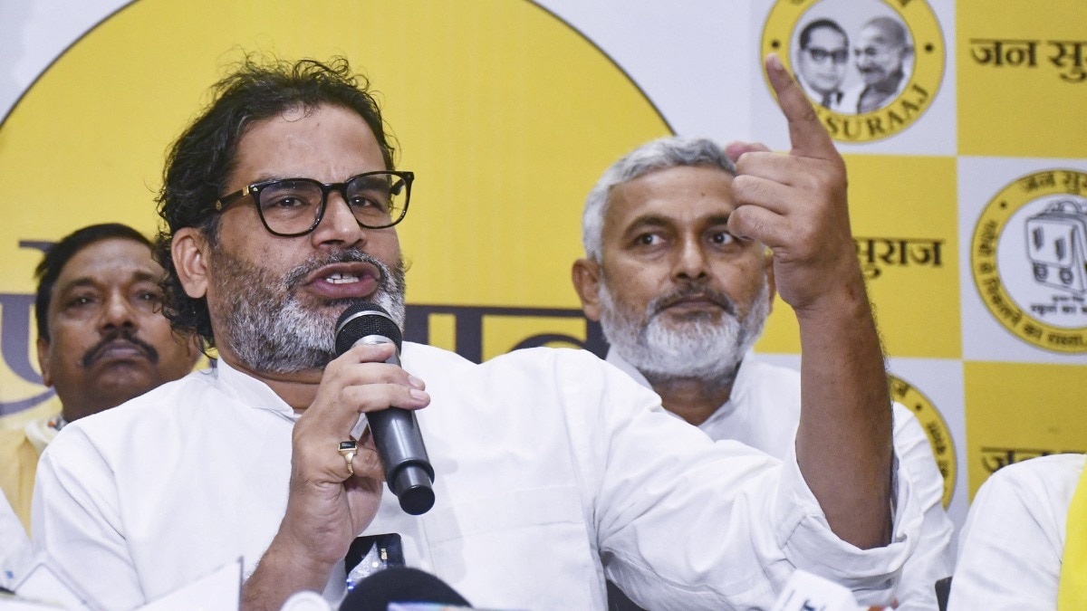 प्रशांत किशोर ने मंत्री मंगल पांडे की पत्नी के खाते में 2.12 करोड़ रुपए जमा होने पर सवाल उठाए. (Photo: PTI)