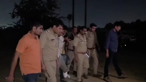 चोरी में इस्तेमाल कार और दो तमंचे बरामद.(Photo: Screengrab)