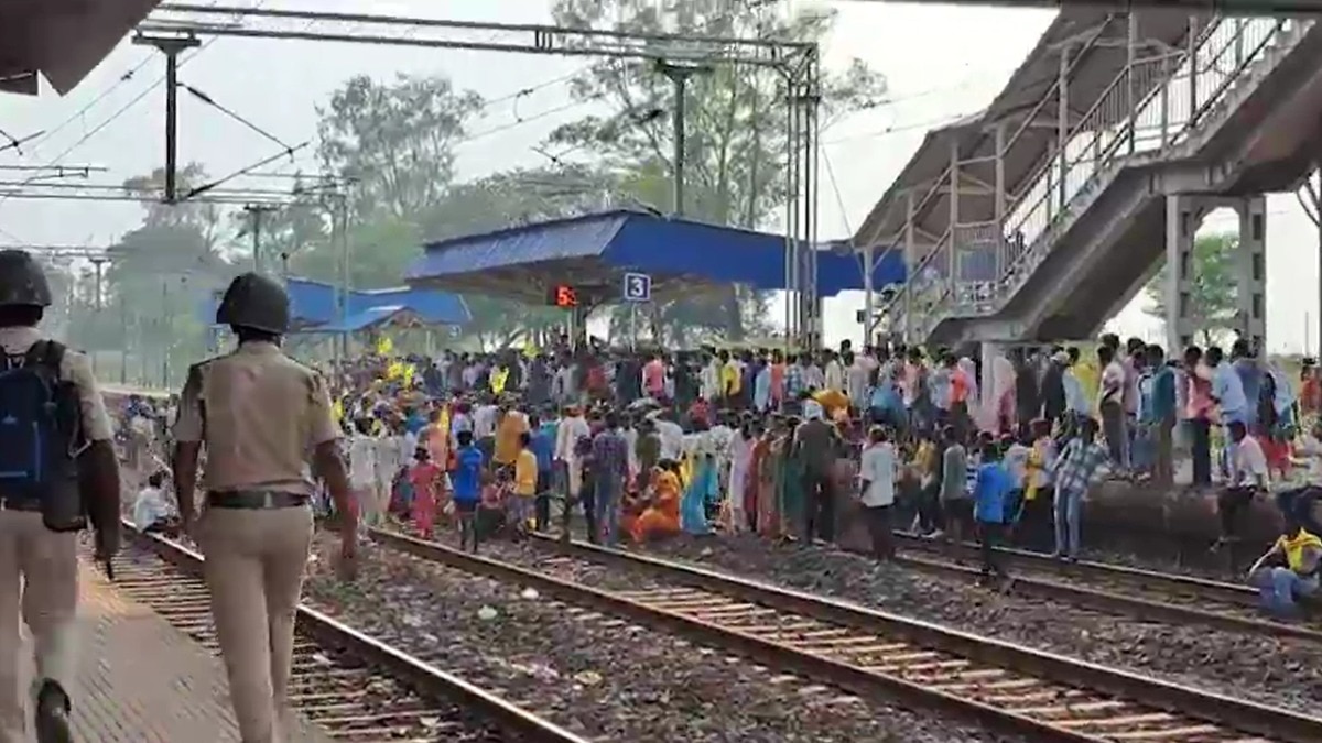 रेलवे स्टेशन पर फंसे यात्रियों को भारी परेशानियों का सामना करना पड़ा. (Photo -ITG)